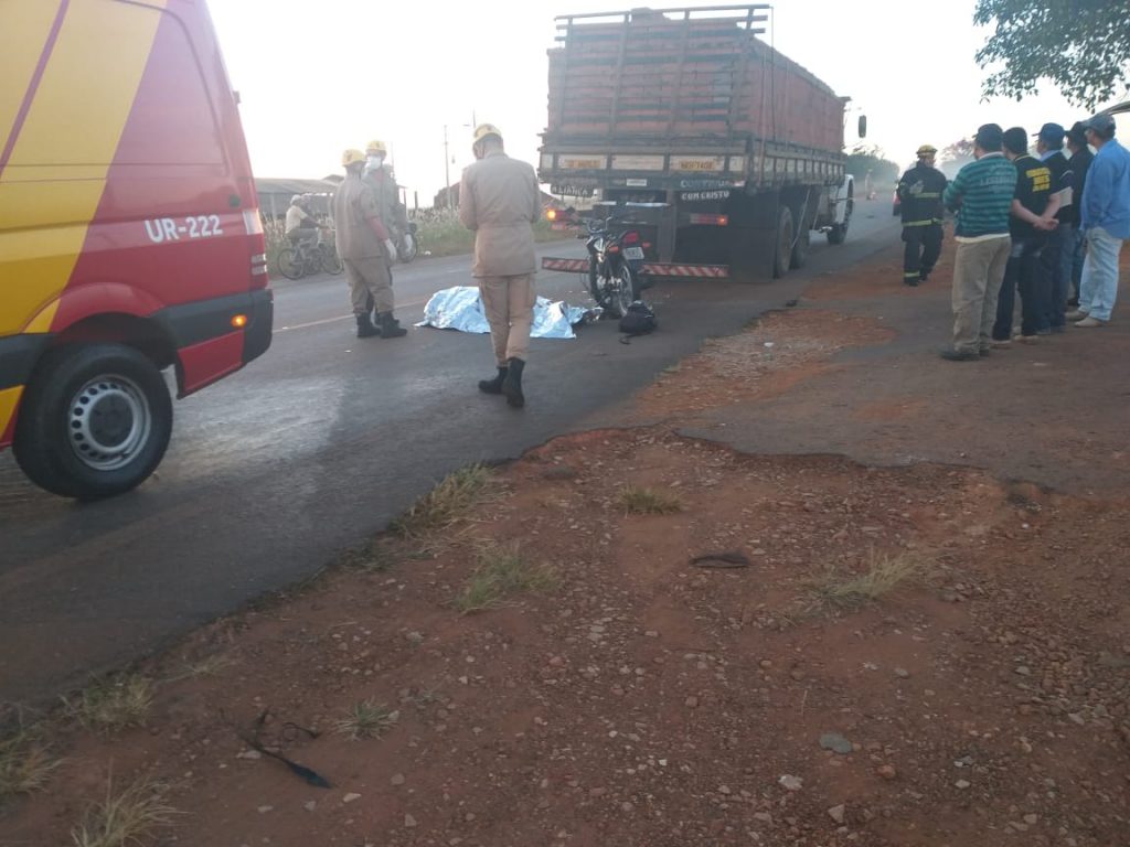 Motociclista de Anápolis morre após envolver em acidente com caminhão