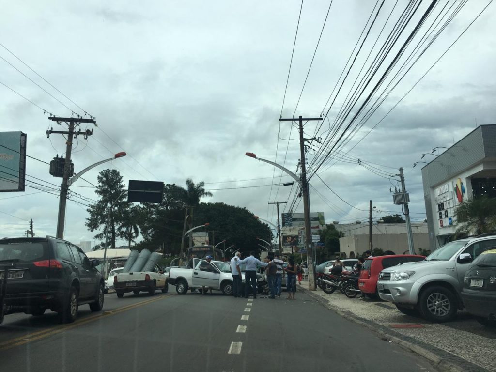 Carros se envolvem em acidente e param Avenida São Francisco