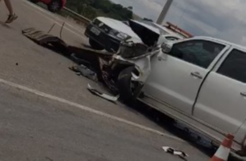 Hilux bate de frente com caminhão na BR-060, próximo ao pedágio de Goianápolis