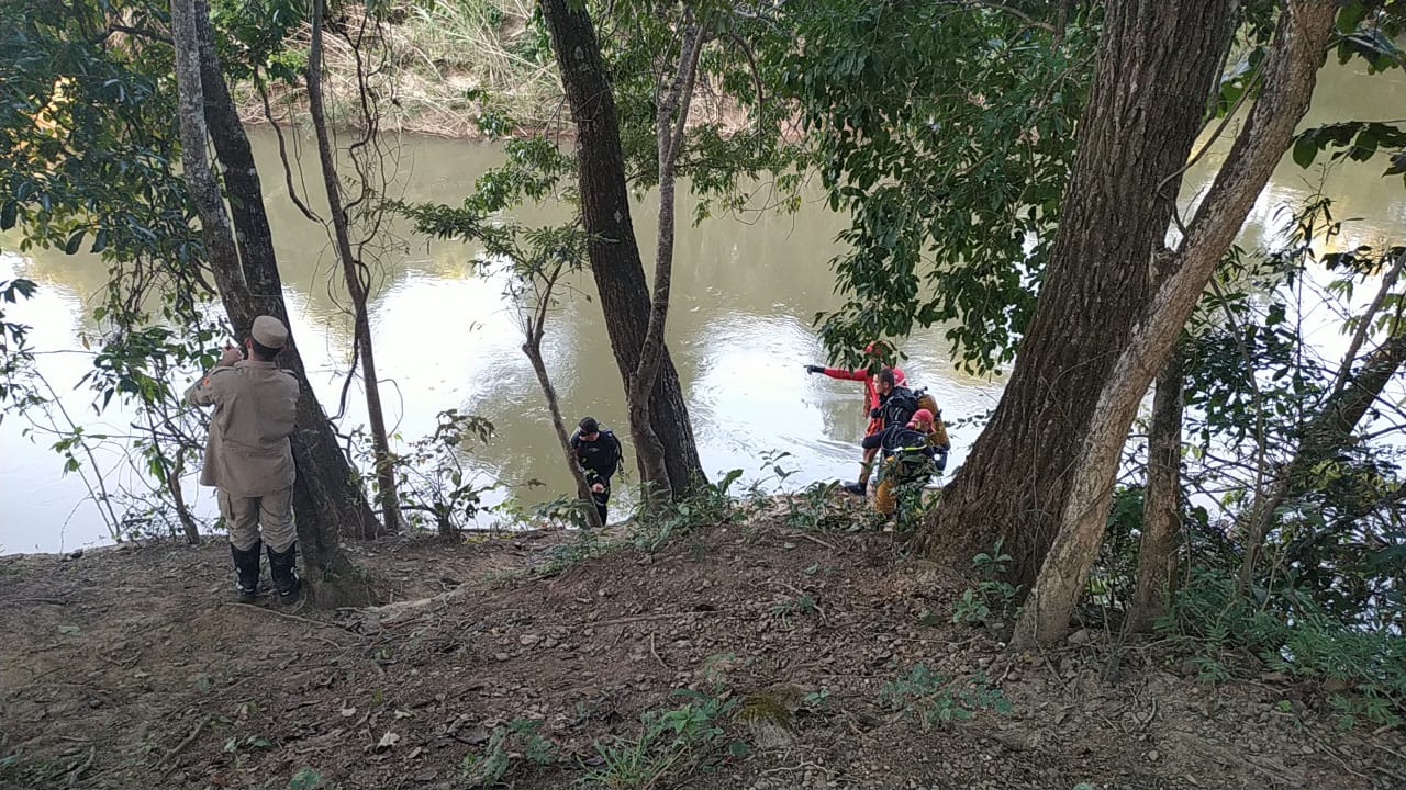 Bombeiros de Anápolis resgatam corpo de homem que se afogou após acidente