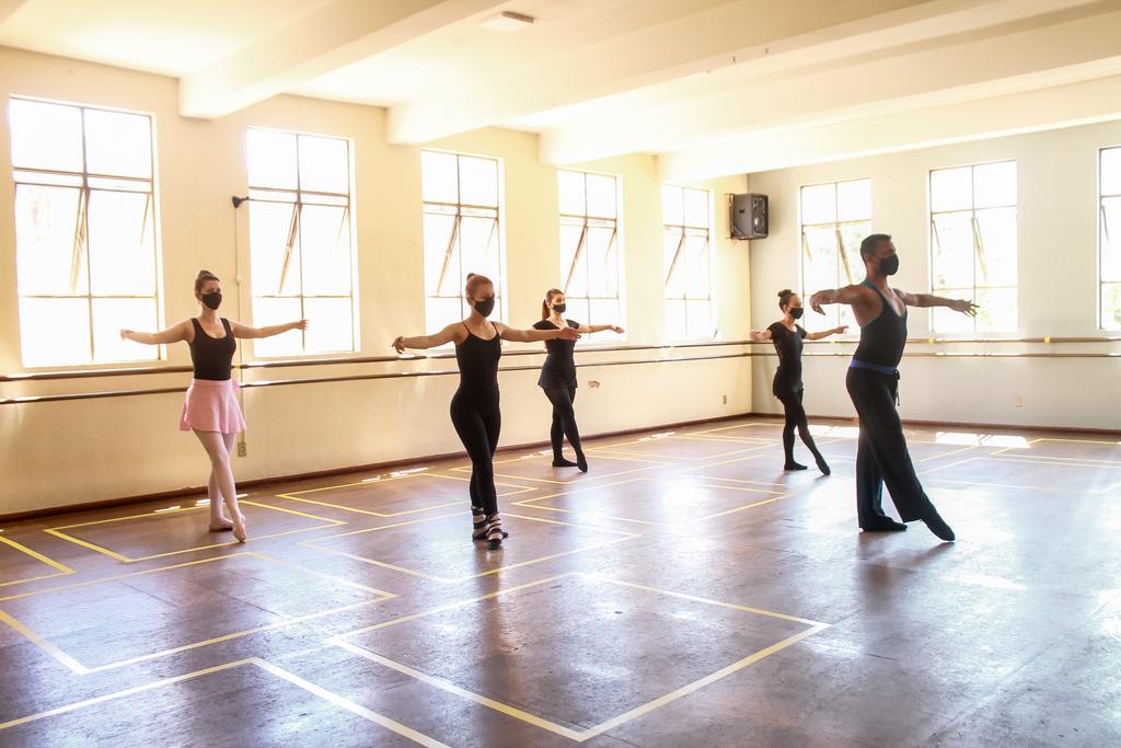 Com 35 anos de tradição, escola de dança está dando 15 dias de aulas gratuitas em Anápolis