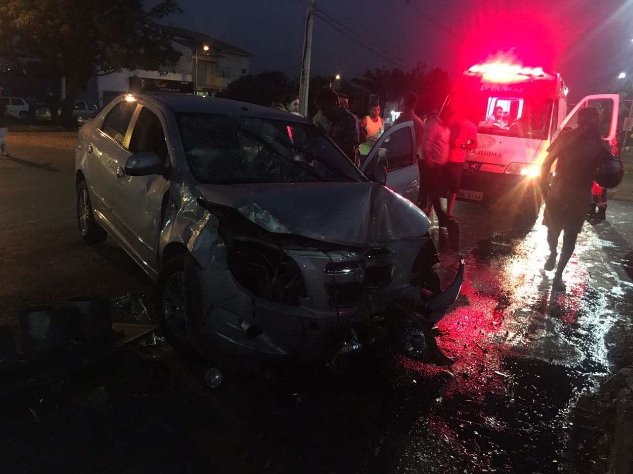 Batida forte entre carro e motocicletas na Avenida Brasil Norte