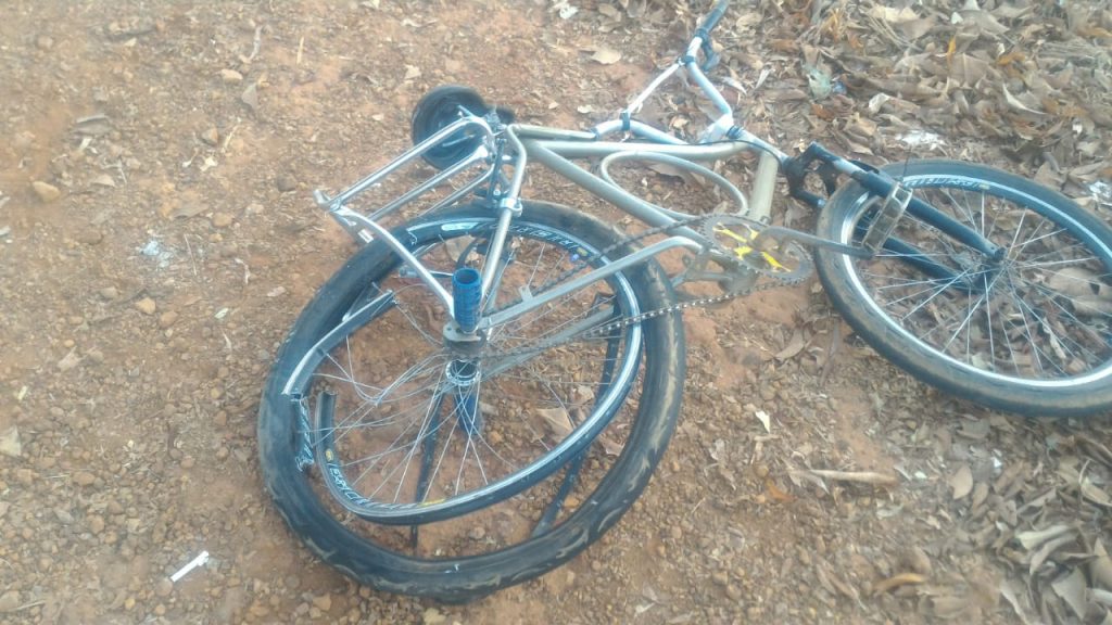 Carro atropela dois ciclistas na BR-414, em Anápolis, e motorista foge do local