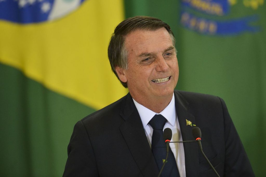 Bolsonaro assina decreto que aumenta o valor do salário mínimo