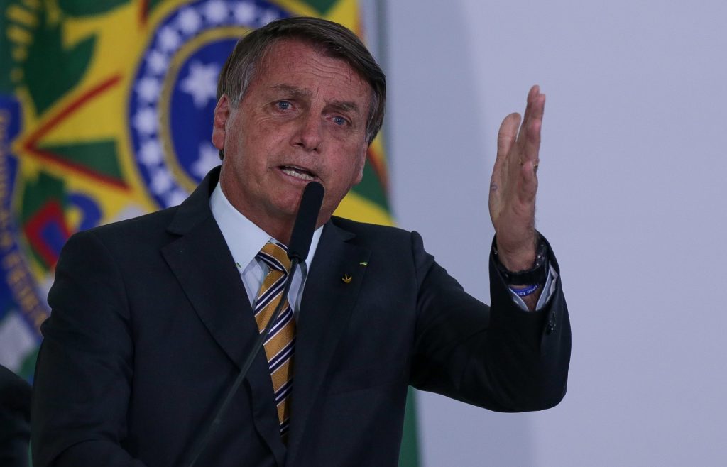 Sem provas e com atraso do TSE, Bolsonaro levanta dúvidas sobre apuração das eleições