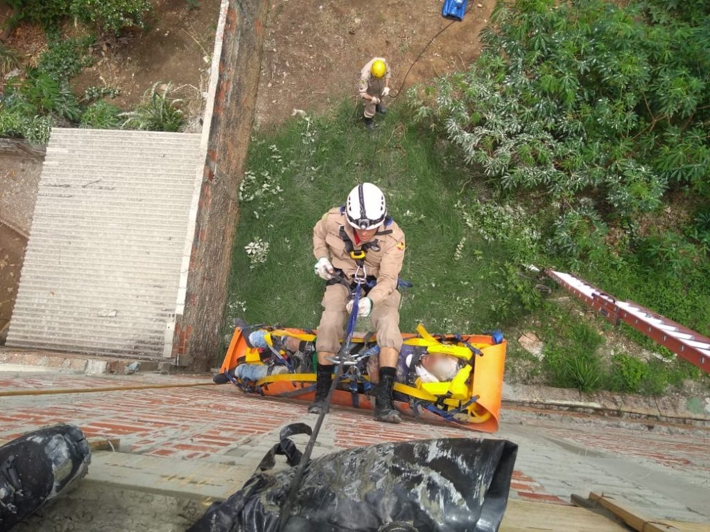 No alto de construção, trabalhador é atingido por ponta de guindaste