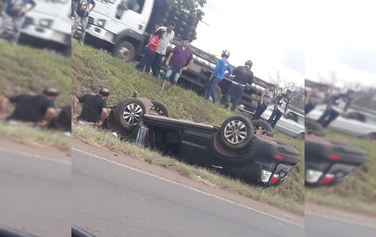 Motorista perde controle e carro capota no canteiro da BR-060, em Anápolis