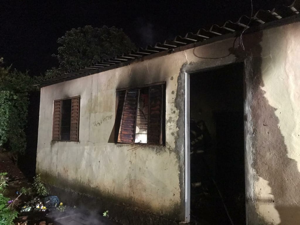 Mulher que carbonizou parceiro em Anápolis teve a casa incendiada por populares