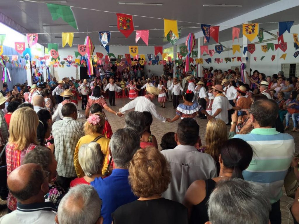 Idosos de Anápolis fazem festa junina em Centro de Convivência