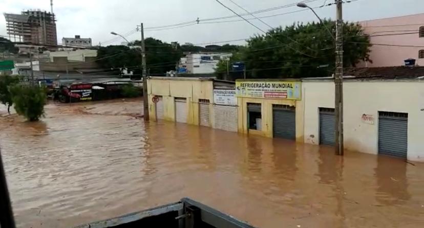 Córregos transbordam e ruas da região Central de Anápolis ficam debaixo d’água