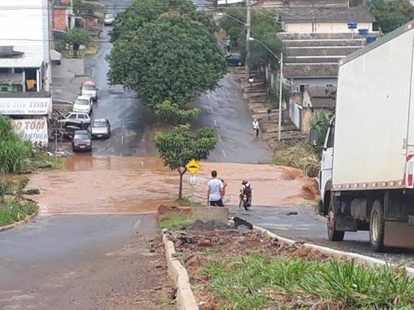 Forte chuva inunda ruas do Parque das Primaveras e deixa trânsito perigoso