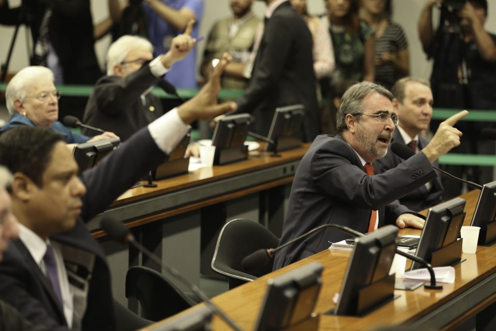 Deputados reiniciam votação de mudanças no sistema político-eleitoral