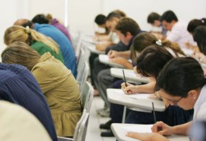 Candidatos realizando prova de concurso.