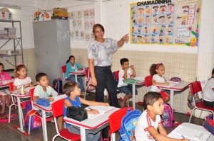 Novas regras para profissionais da educação dão direito a se aposentar 5 anos mais cedo