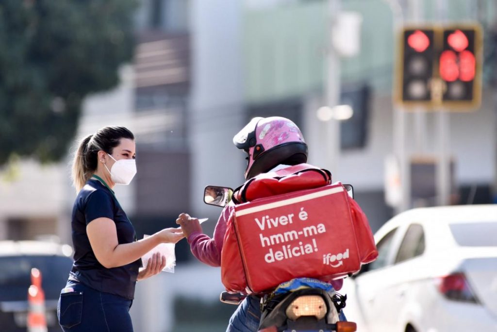 Delivery é um terço da receita de bares e restaurantes no Brasil, diz pesquisa