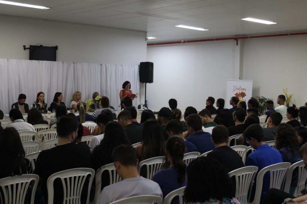 Com café e leitura, faculdade de Anápolis recebe convidados especiais e inspira alunos