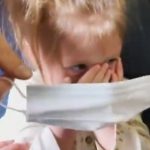 filha de eliz recusando a usar a mascara