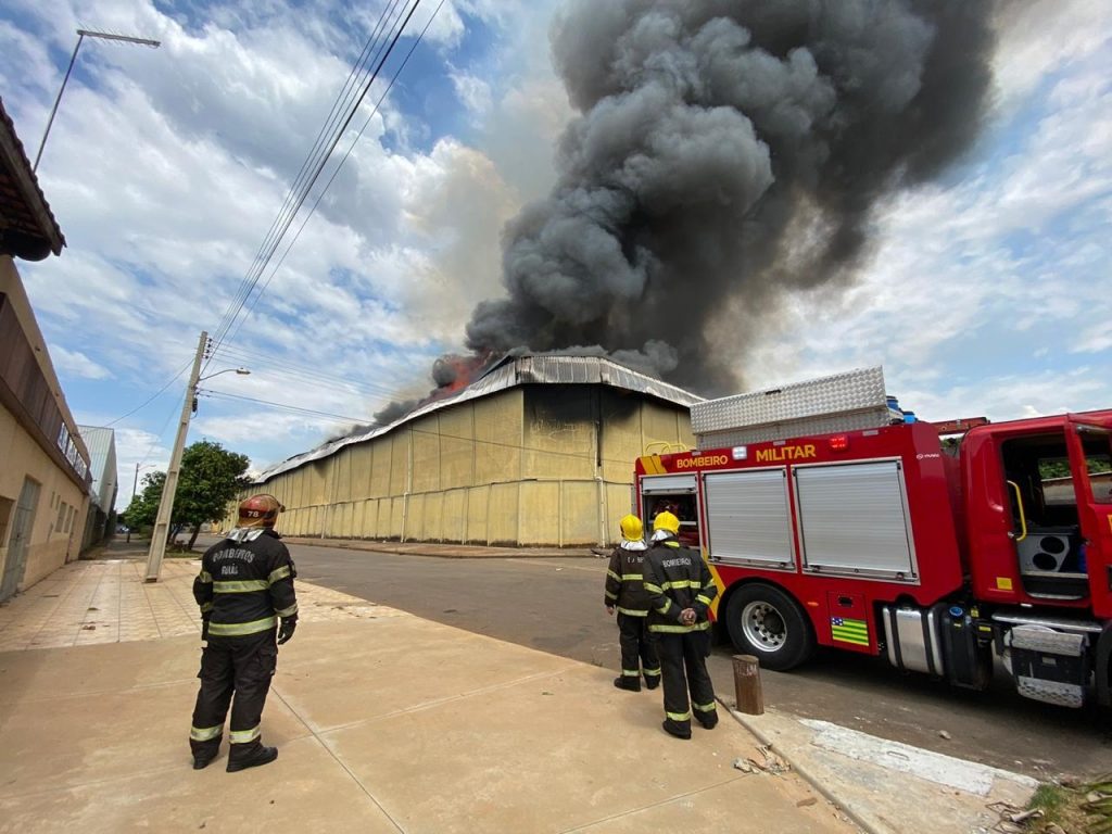 ‘Há tempos não tínhamos um incêndio de proporções tão grandes como esse’, destaca oficial dos Bombeiros