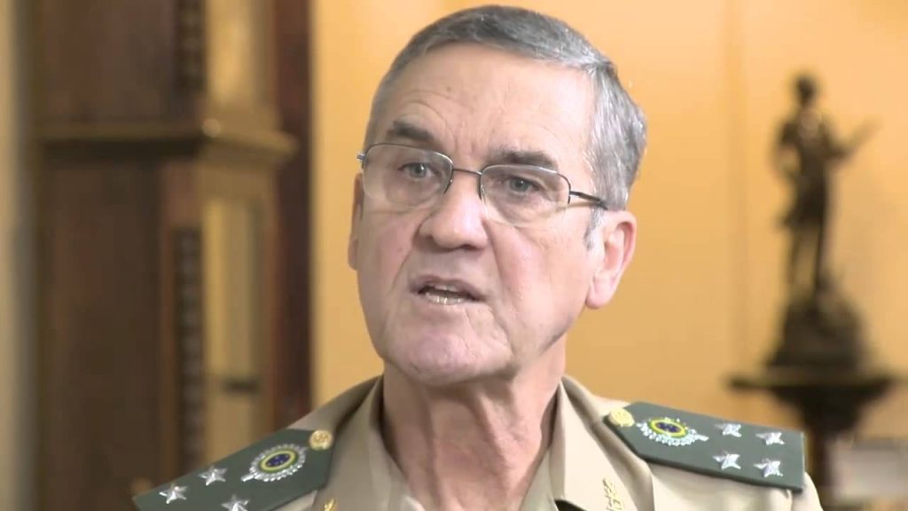 Intervenção militar seria enorme retrocesso, diz comandante do Exército