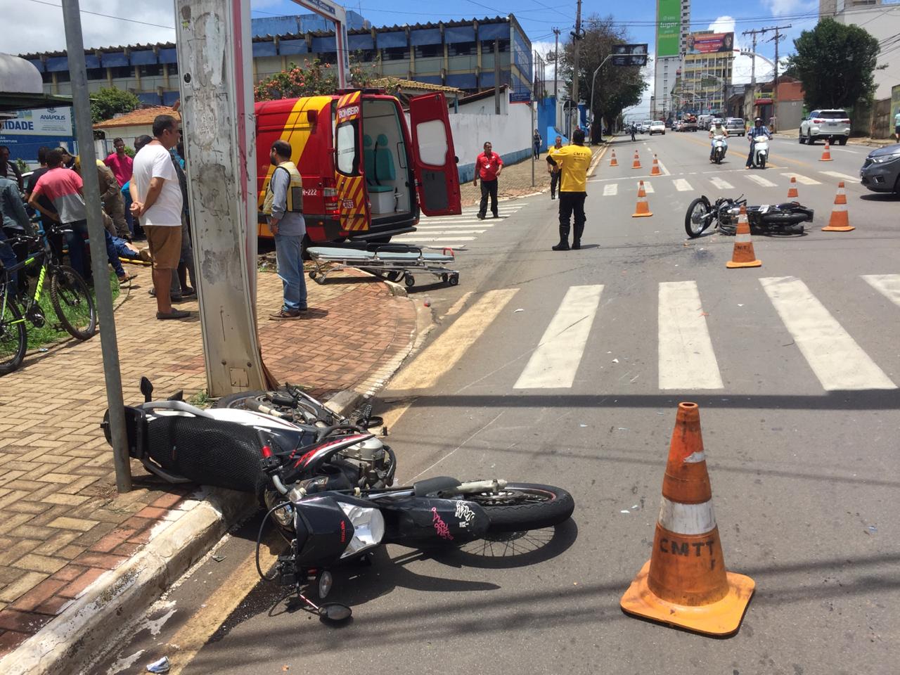 Acidente no Centro de Anápolis para trânsito e deixa jovem e idoso feridos