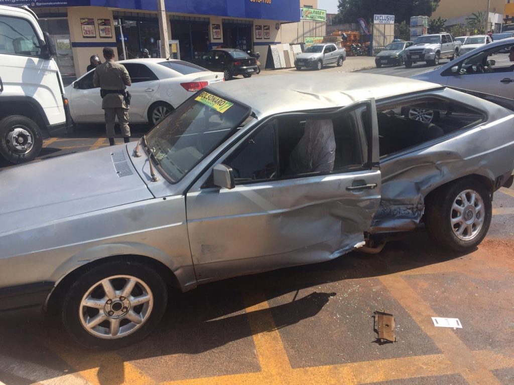 Motorista é ejetado de carro após colidir com viatura da PM na Avenida Brasil