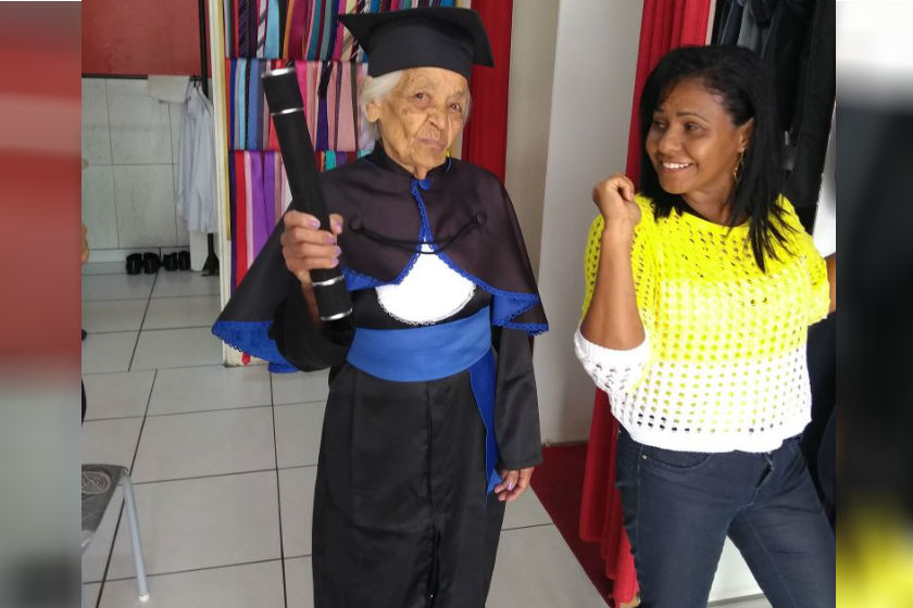 Idosa que teve de abandonar estudos quando criança consegue se formar aos 91 anos