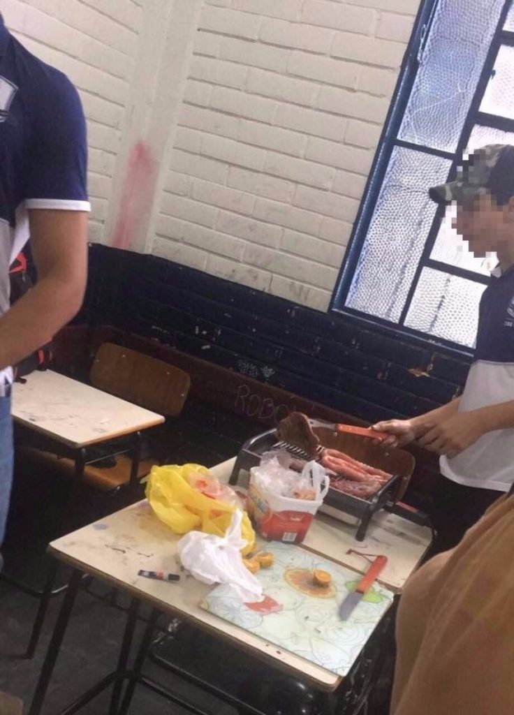 Alunos fazem churrasco dentro da sala de aula e zombam de advertência