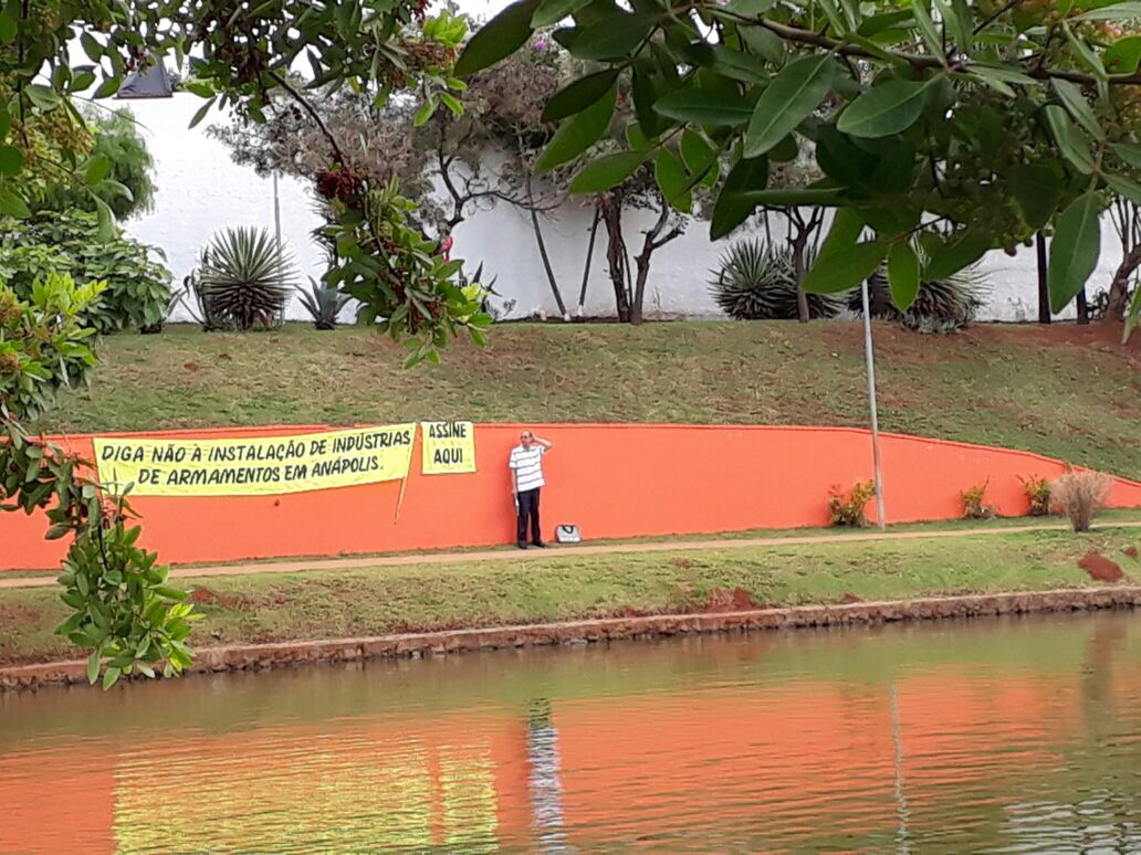 Solitário, homem quer impedir instalação de indústrias de armamentos em Anápolis