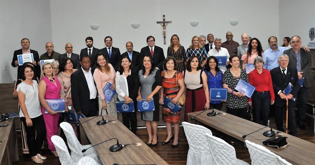 Colégio Estadual José Ludovico de Almeida completa 70 anos recebendo homenagem