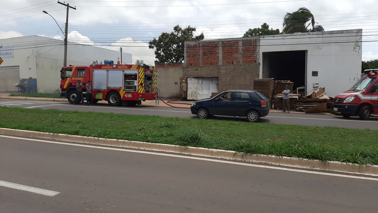 Incêndio mobiliza equipe do Corpo de Bombeiros na Avenida Pedro Ludovico