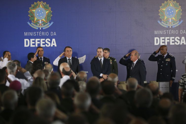 Presidente Jair Bolsonaro participa da solenidade de transmissão de cargo do novo ministro da Defesa, general Fernando Azevedo.