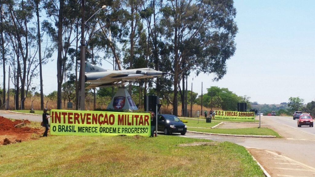 Grupo pede intervenção militar, provoca Ala 2 e comando fica em silêncio