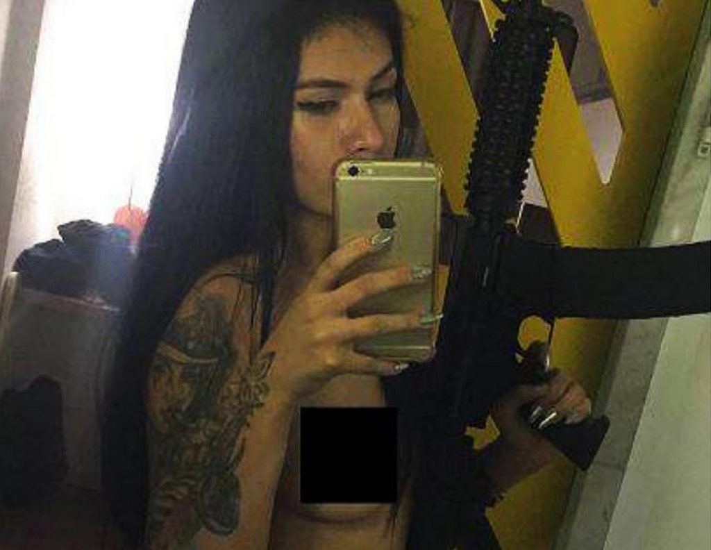 Modelo que ostentava fotos sensuais com armas trava batalha para sair da cadeia