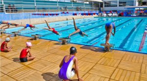 Dentre os cursos ofertados, existem turmas de natação. (Foto: Reprodução)