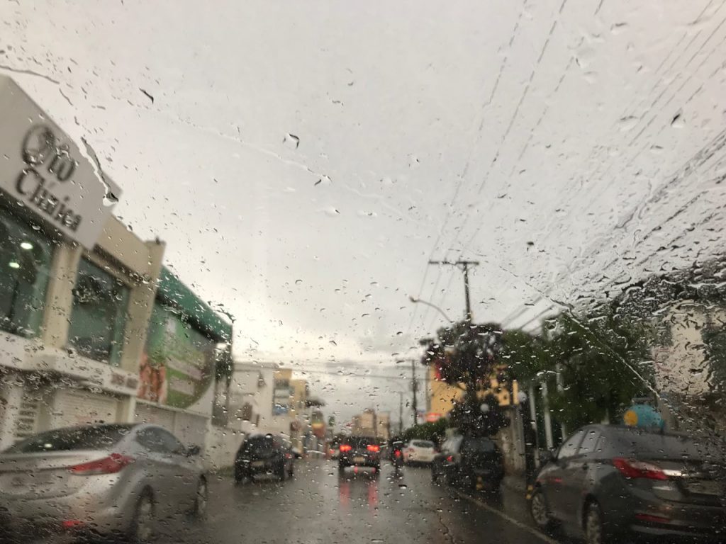 Forte chuva com ventania em Anápolis causa estragos e assusta moradores