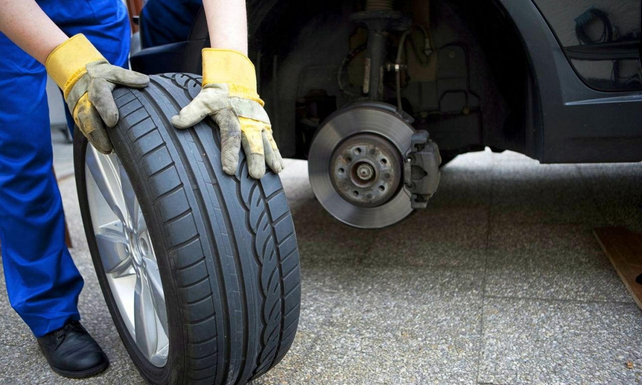 6 hábitos comuns que podem estar acabando com a vida útil do pneu do seu carro