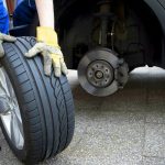 6 hábitos comuns que podem estar acabando com a vida útil do pneu do seu carro