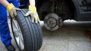 6 hábitos comuns que podem estar acabando com a vida útil do pneu do seu carro
