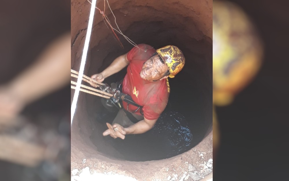 Correndo atrás de galinha, homem cai em cisterna e é tirado pelos bombeiros