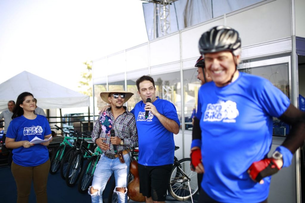 Juntos, Caiado e Roberto participam de culto e pedalam 15 km em Anápolis