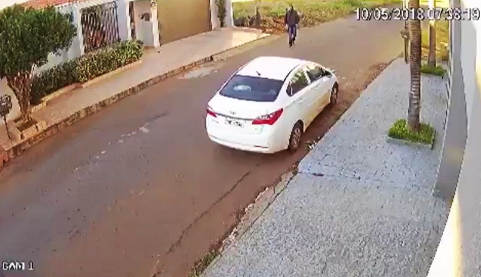 Câmera flagra bandido tentando assaltar carro em movimento no bairro Jundiaí