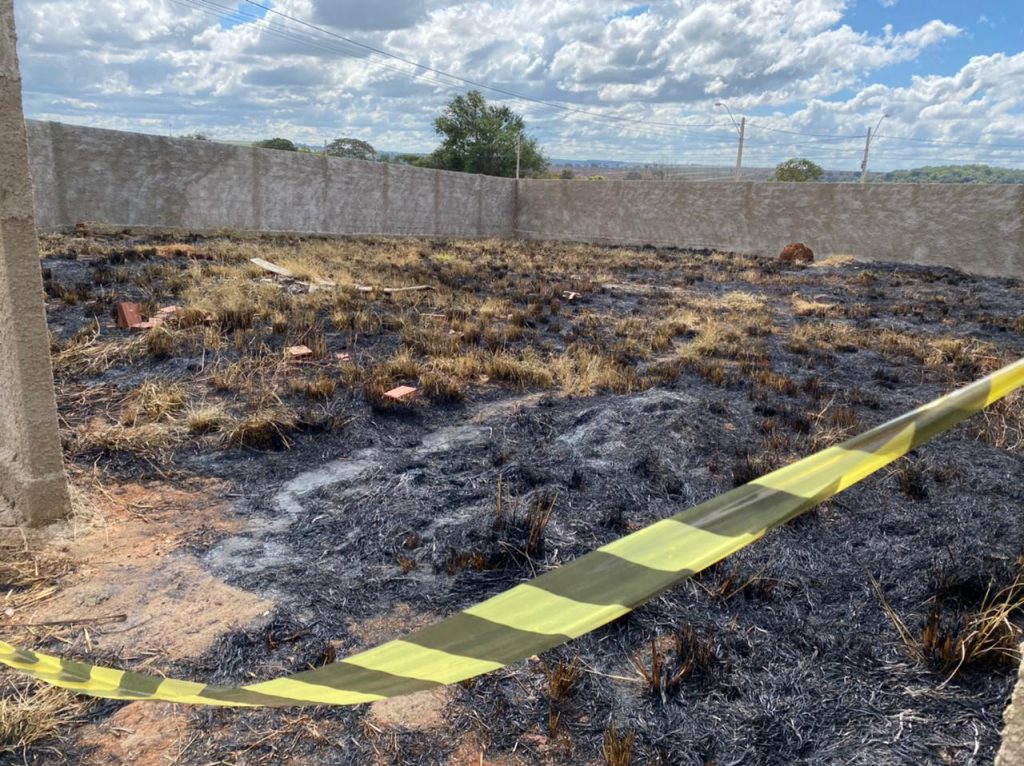 Bebê carbonizado ainda estava com pulseirinha e pode ter sido arrastado por cachorro