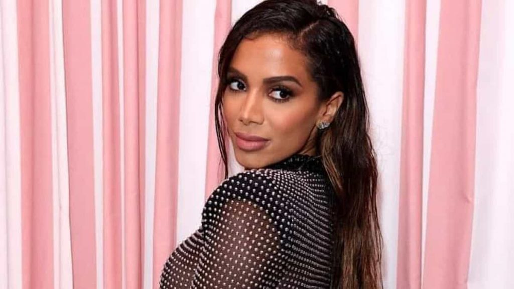 Anitta diz que não vai mais falar sobre os seus namoros em público