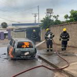 Carro pegou fogo no Vivan Parque
