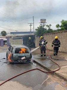 Carro pegou fogo no Vivan Parque