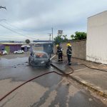 Carro pegou fogo no Vivan Parque