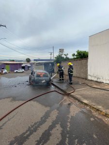 Carro pegou fogo no Vivan Parque