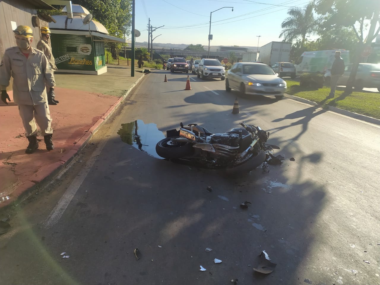 Motociclista é levado para o HUANA após colidir com ônibus em Anápolis