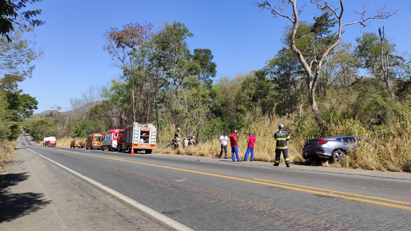 Grave acidente envolvendo dois carros e carreta com combustível inflamável na BR-153