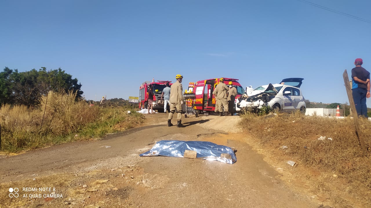 Grave acidente entre carro e moto deixa dois mortos em Anápolis